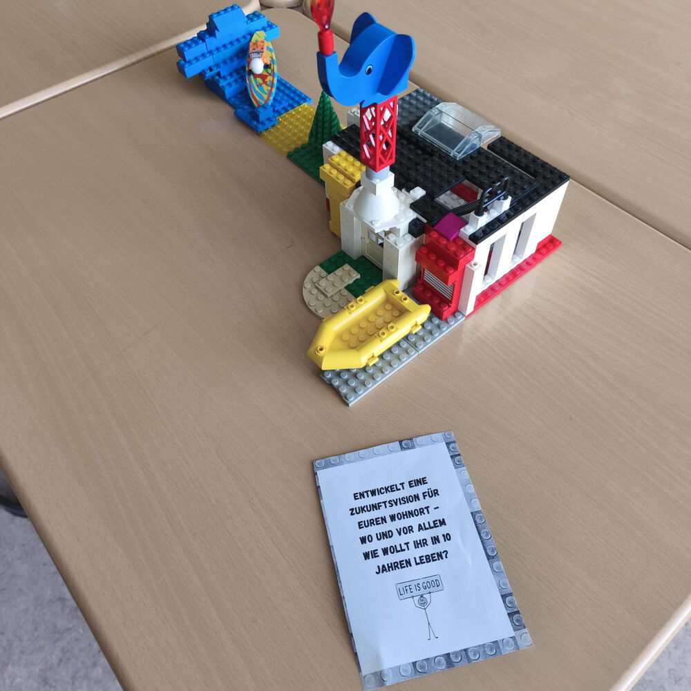 Aufbau aus Legosteienen, der symbolisch den idealen Wohnort eines Schülers zeigt