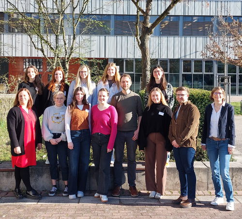 Bild, dass eine Gruppe von Personen zeigt