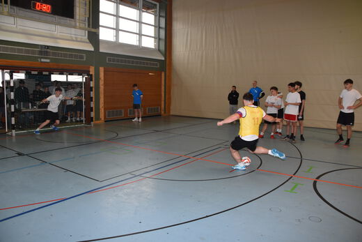 Bild, dass einen Spieler beim "Elfmeterschießen" im Hallenfußball zeigt.