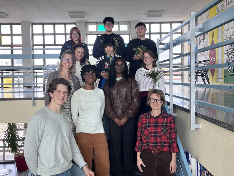 Schülerinnen und Schüler und Lehrkräfte der Schule im Treppenhaus.