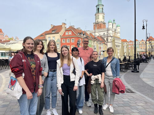 Schülerinnen und Lehrkräfte in Posen